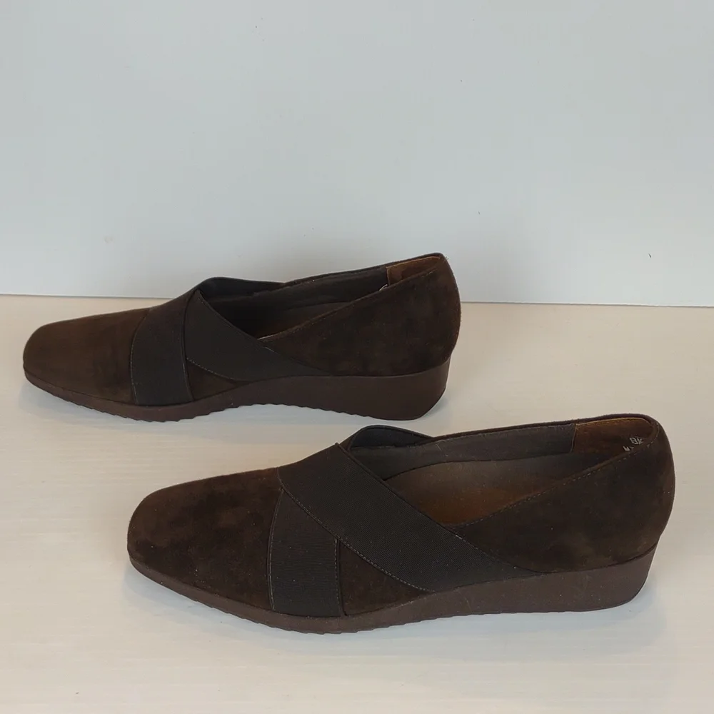 Munro American Zena Brwn Suede Slip-On Walking Wedge Black Elastic Crossing Gore